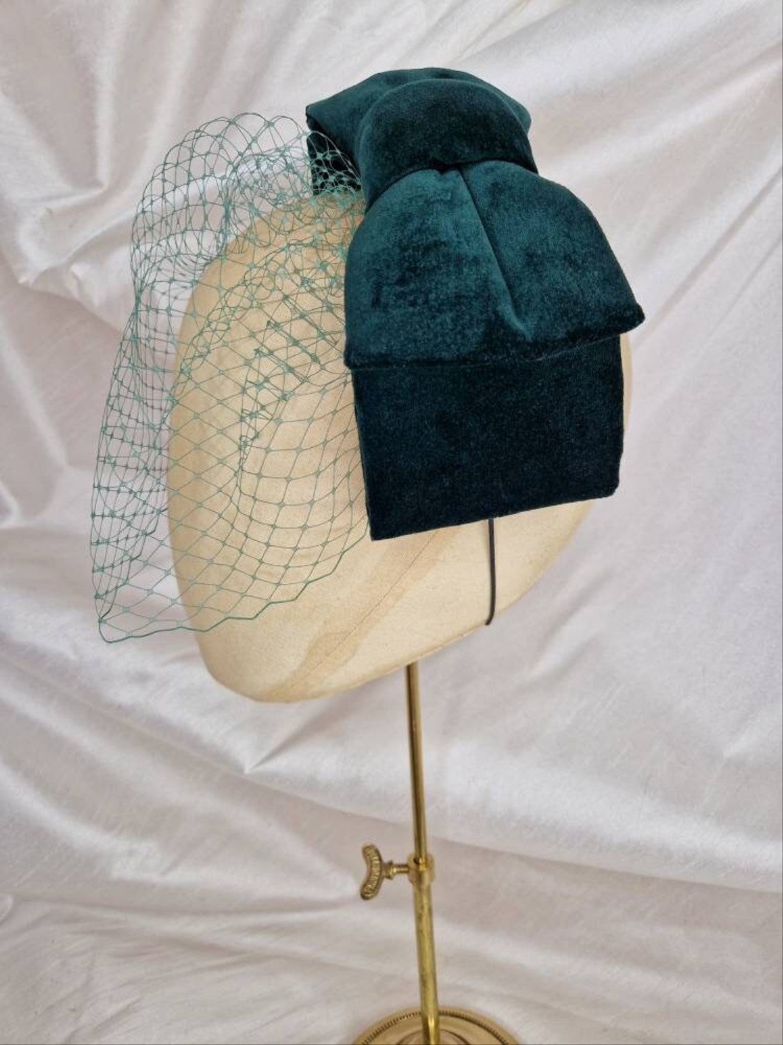 Veiled green velvet hair bow