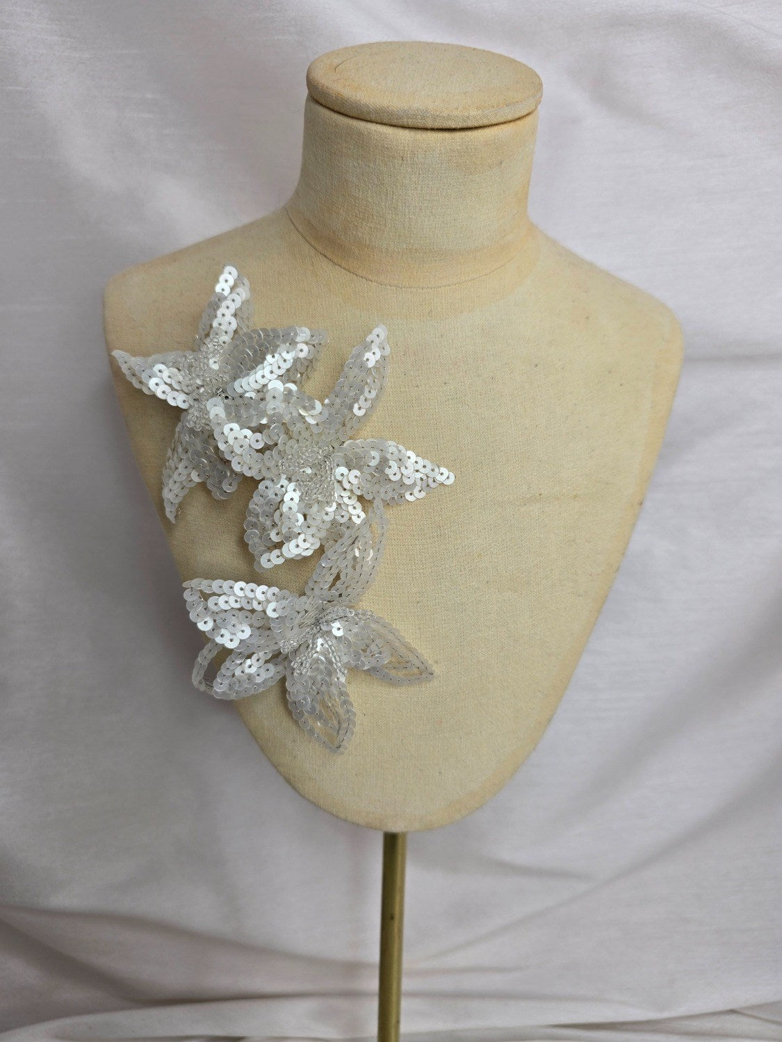 Small white sequin flower brooch