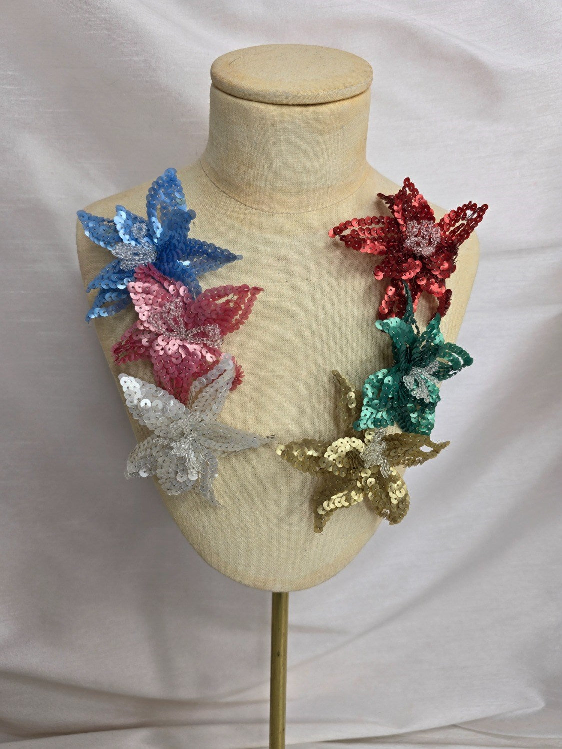 Small white sequin flower brooch