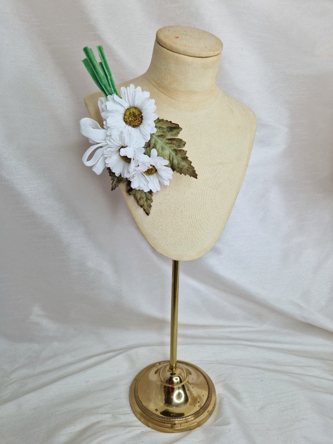 Small/medium white daisy corsage