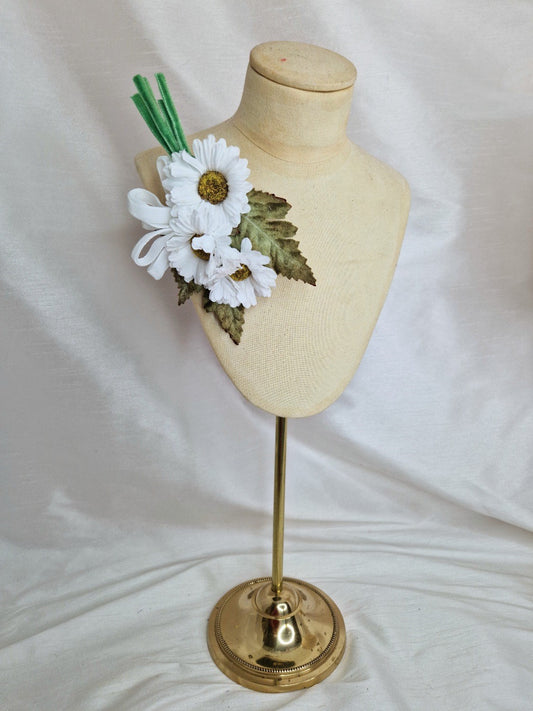 Small/medium white daisy corsage