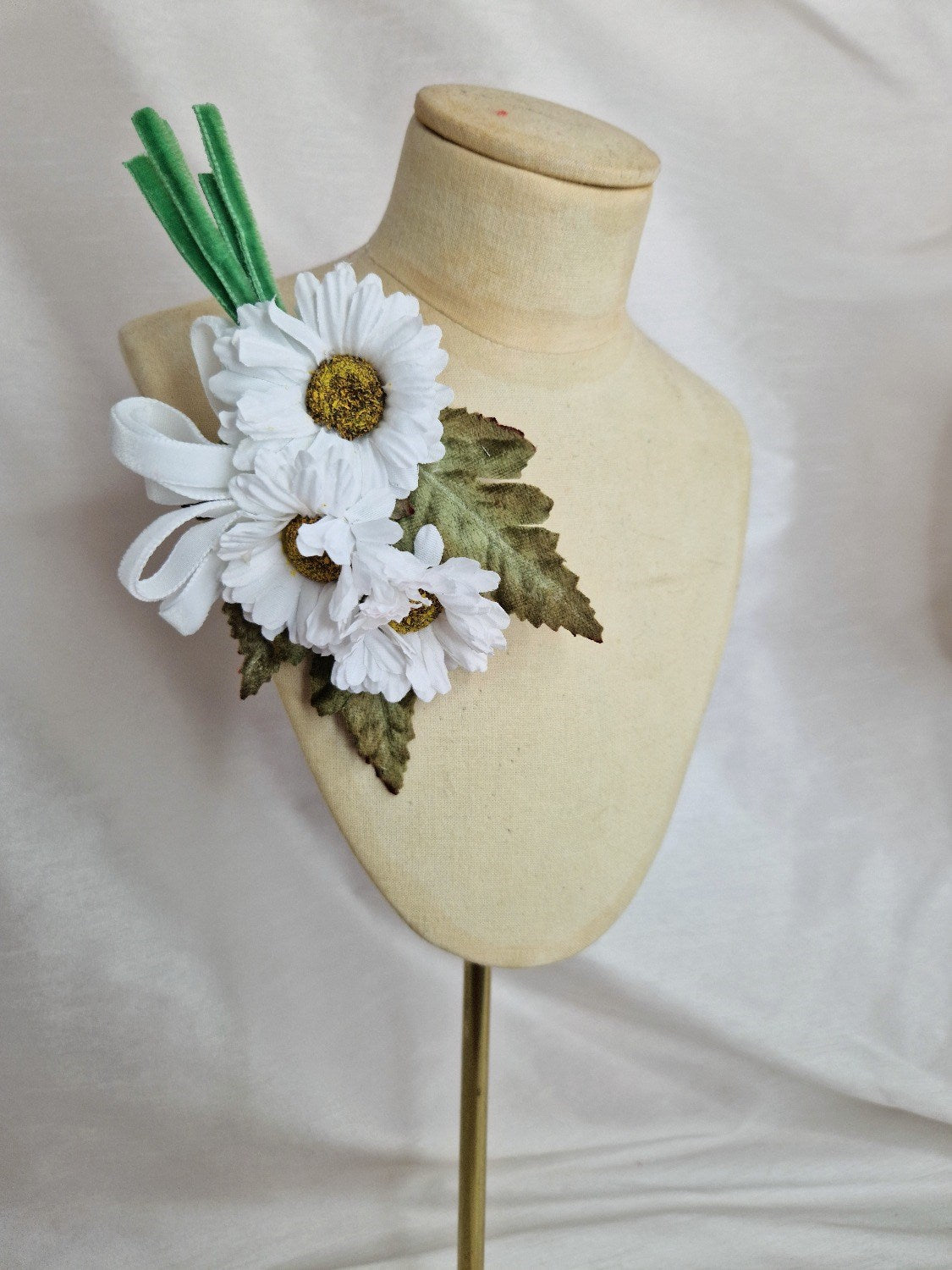 Small/medium white daisy corsage