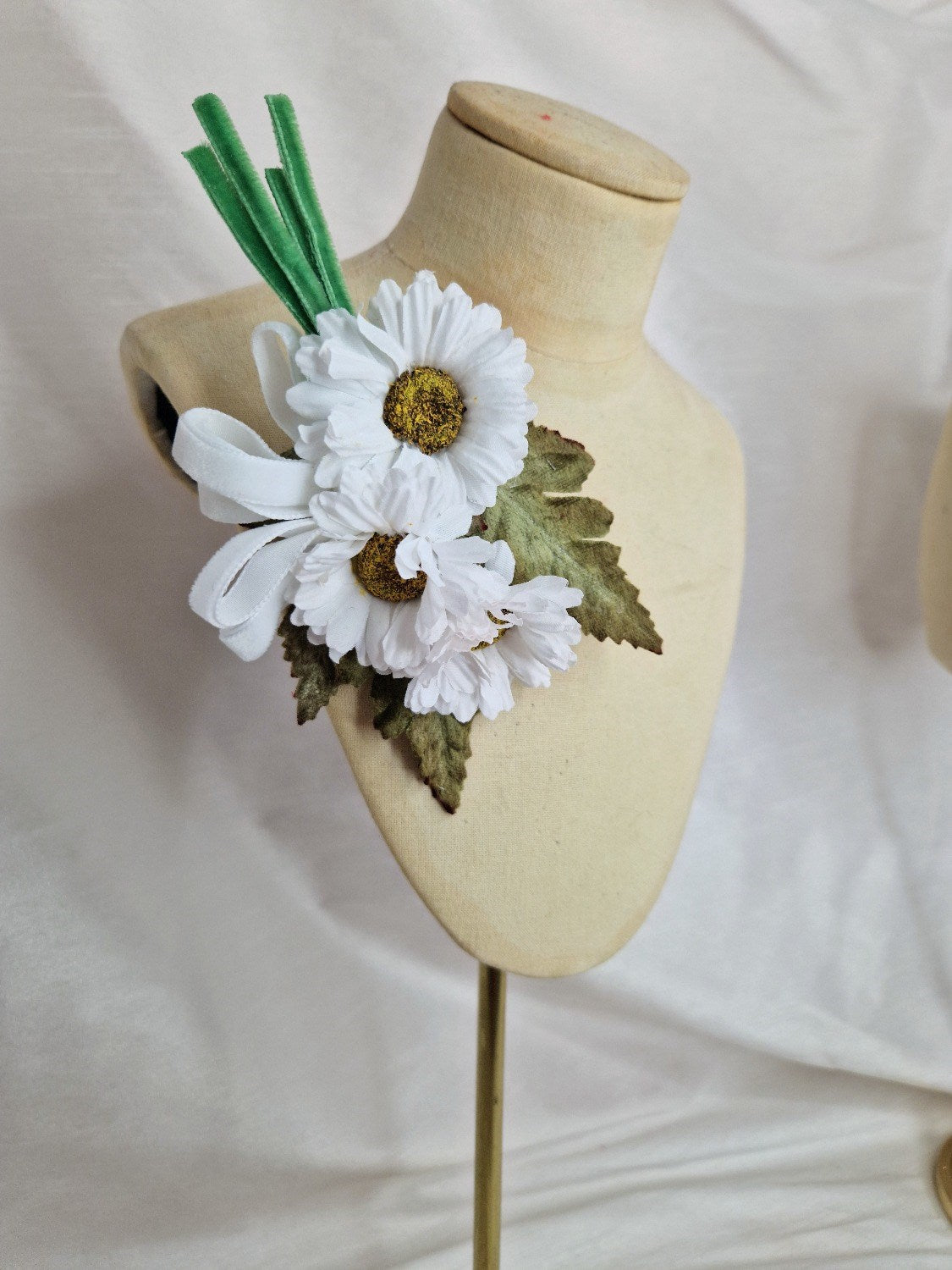 Small/medium white daisy corsage