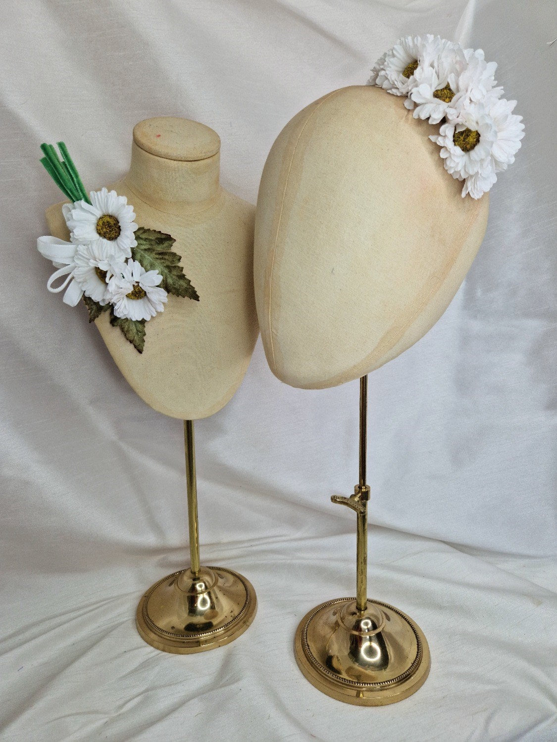Small/medium white daisy corsage
