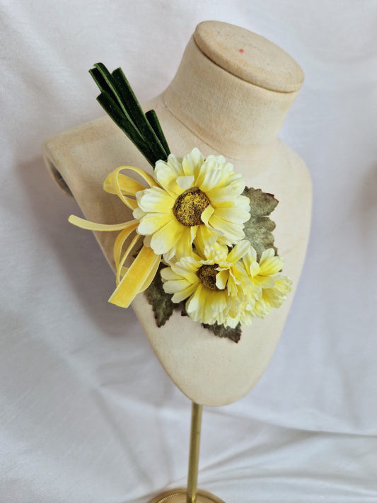 Small/medium yellow daisy corsage