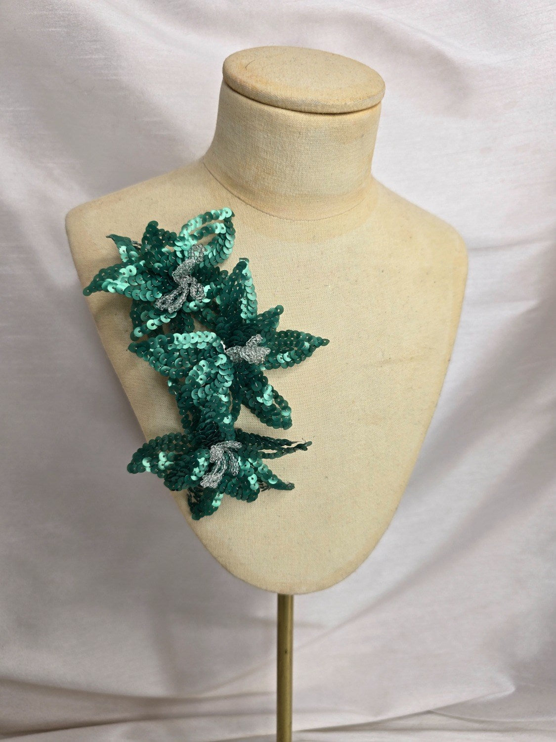 Small green sequin flower brooch