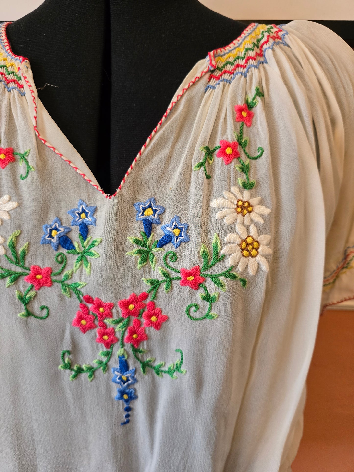 1940s embroidered peasant top